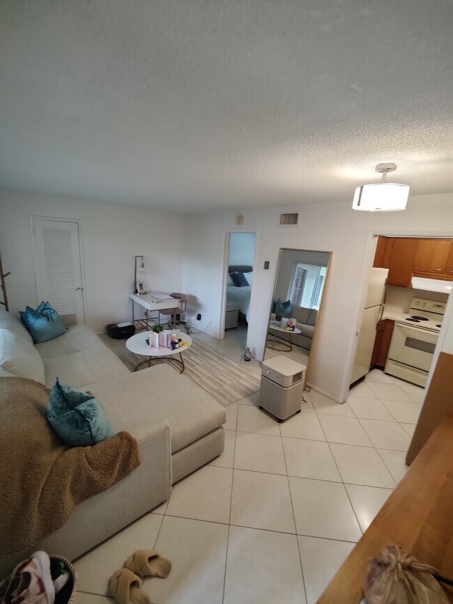 Foto del edificio - 301 E Royal Palm Rd