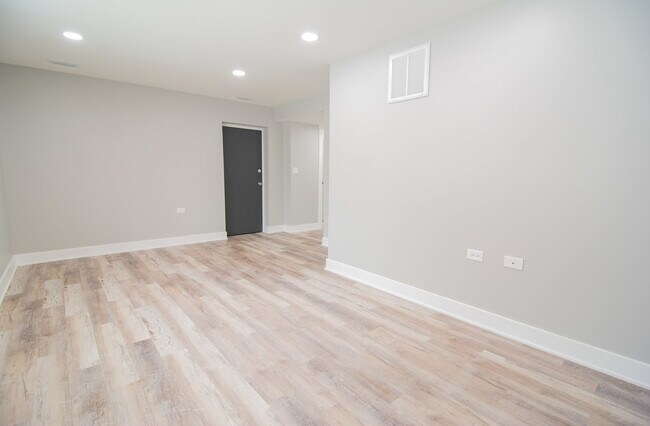 Foto del edificio - 6141 N Hermitage Ave