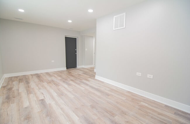 Building Photo - 6141 N Hermitage Ave