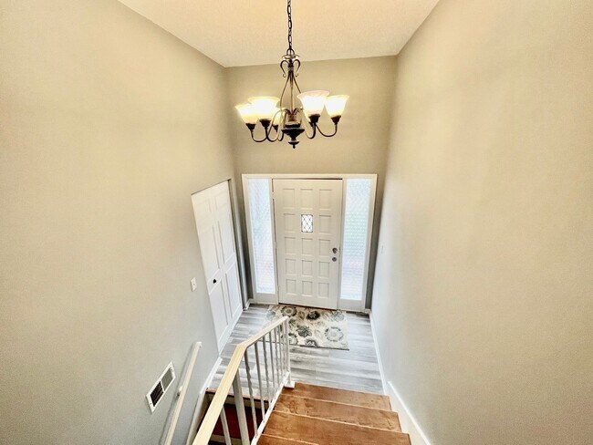 Building Photo - 4-Bedroom, 2-Bathroom home in Overland Par...