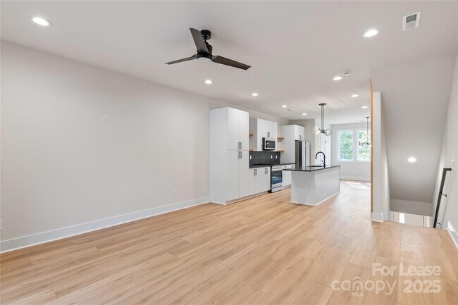 Foto del edificio - 1356 Briar Creek Rd