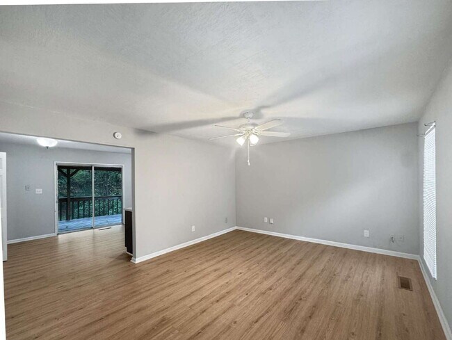 Foto del edificio - Townhouse Available Immediately in North Hall - Water Included