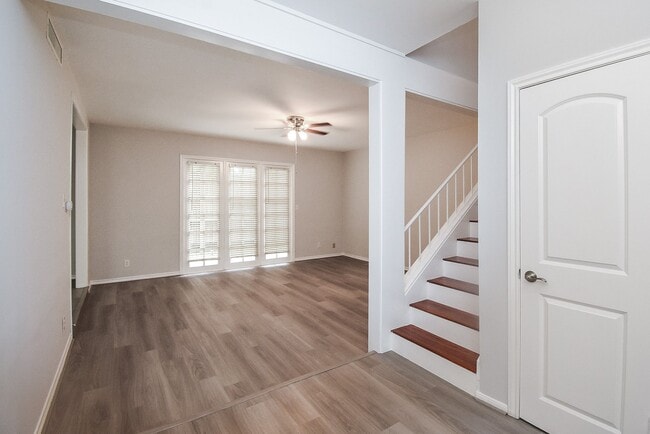 Building Photo - 201 Vanderpool Ln