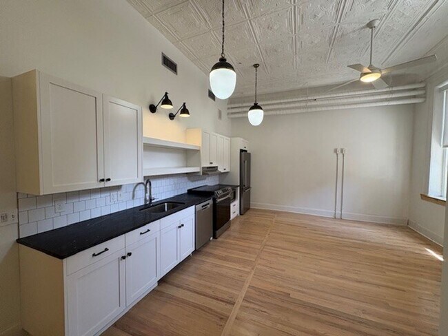 Building Photo - 576 Mulberry St