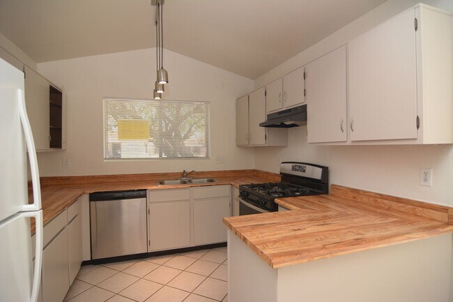 Foto del edificio - Updated 3  Bedroom 2 Bath Home! Located in Convenient South Tucson Location!
