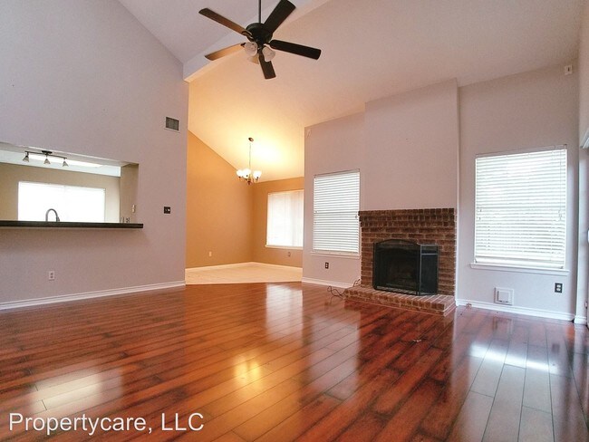 Building Photo - 3 br, 2.5 bath House - 15814 Oak Mountain Dr.
