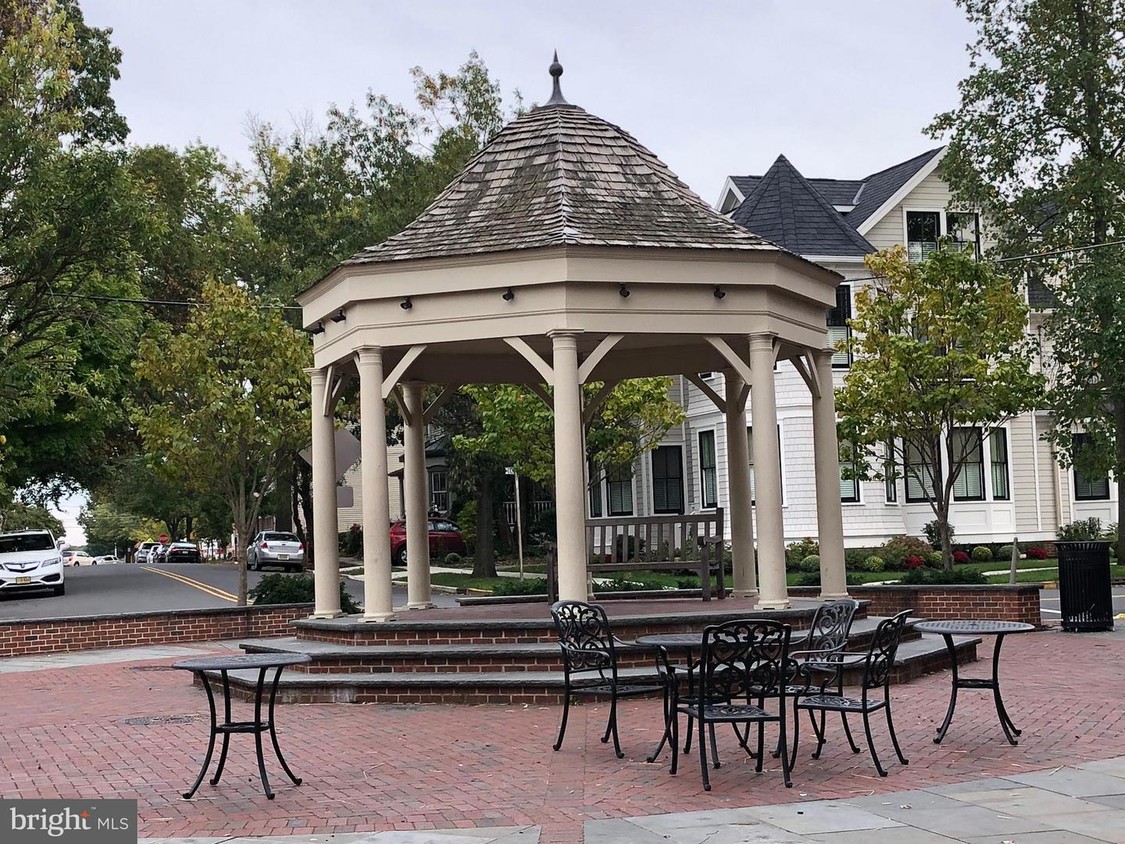 30 Kings Ct Unit 310, Haddonfield, NJ 08033 Room for Rent in