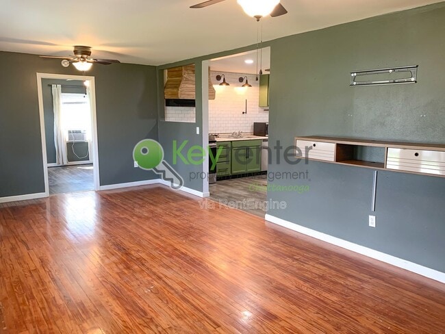 Building Photo - 827 Woodmore Ln