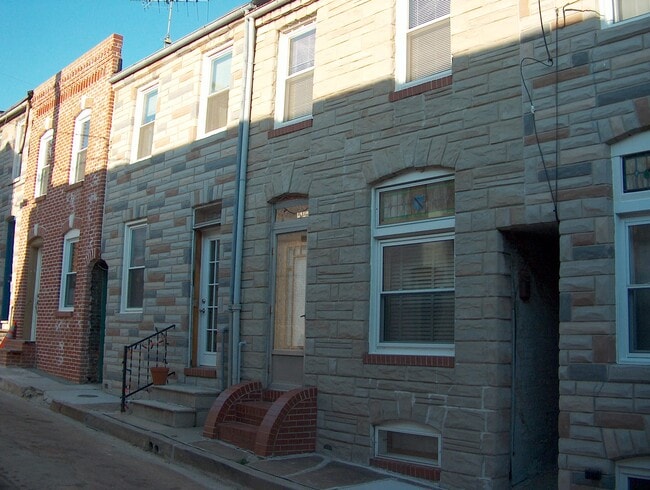 Building Photo - 515 S Madeira St