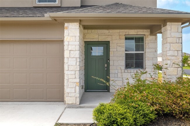 Foto del edificio - 445 Shiner Ln