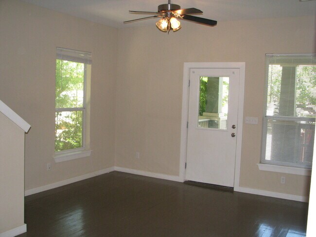 Foto del edificio - UT PRE LEASE: Remodeled North Campus Bunga...