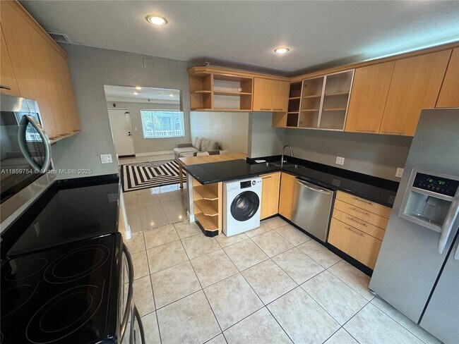 Foto del edificio - 677 NE 24th St