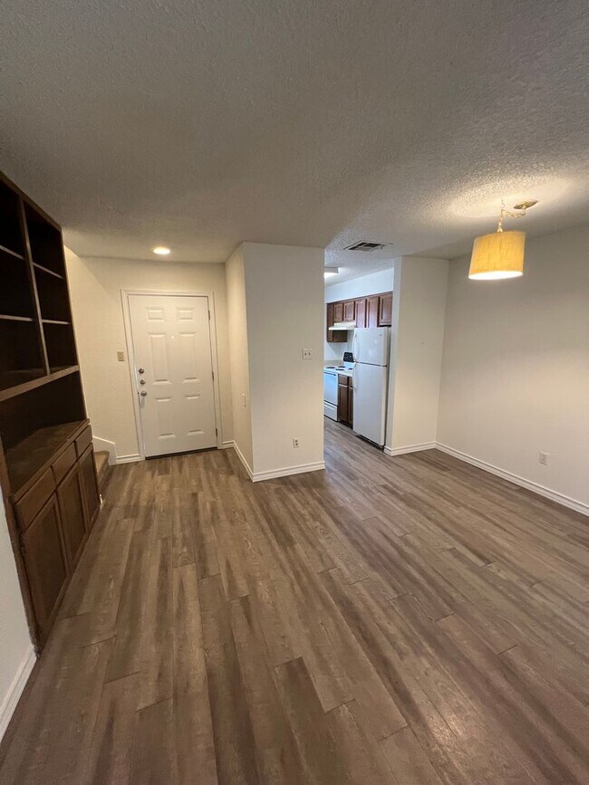 Foto del edificio - 2 story, 2 bedroom home available now!