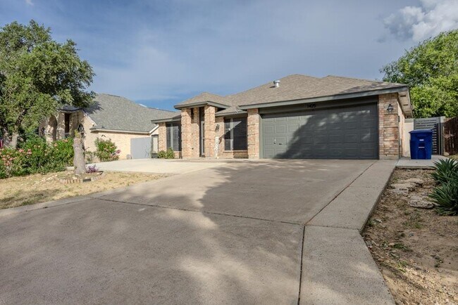 Foto del edificio - 1425 Longhorn Dr