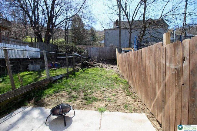 Foto del edificio - 822 E 8th St