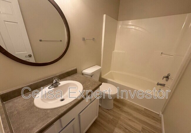 Foto del edificio - 5330 Myanna Ln