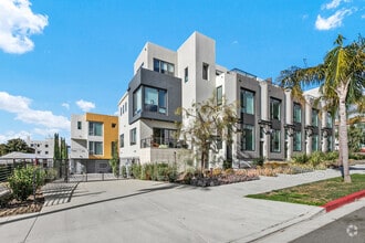 Building Photo - 2065 5th Ave