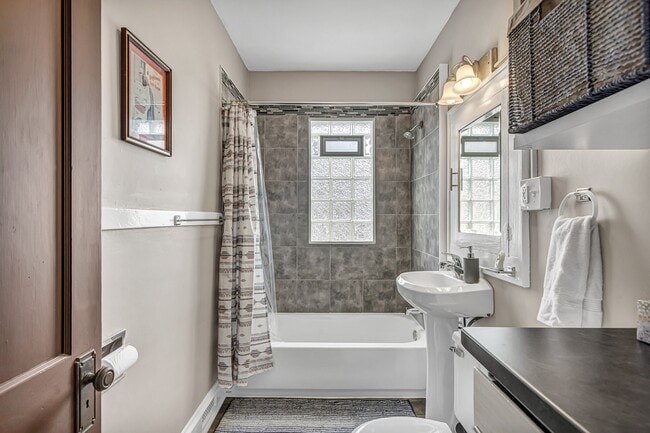 Building Photo - 817 Bell Ave