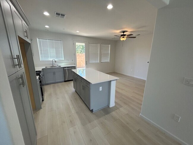Foto del edificio - Brand new 4 bedroom 3 bathroom with solar ...