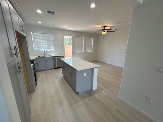 Foto del edificio - Brand new 4 bedroom 3 bathroom with solar in NW Visalia!!