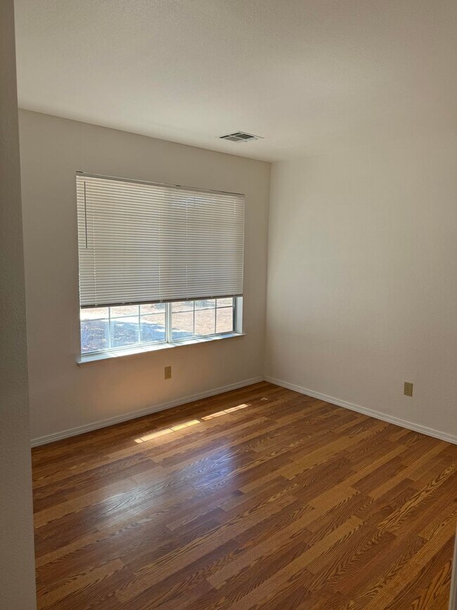 Foto del edificio - 193 Riverbank Ln