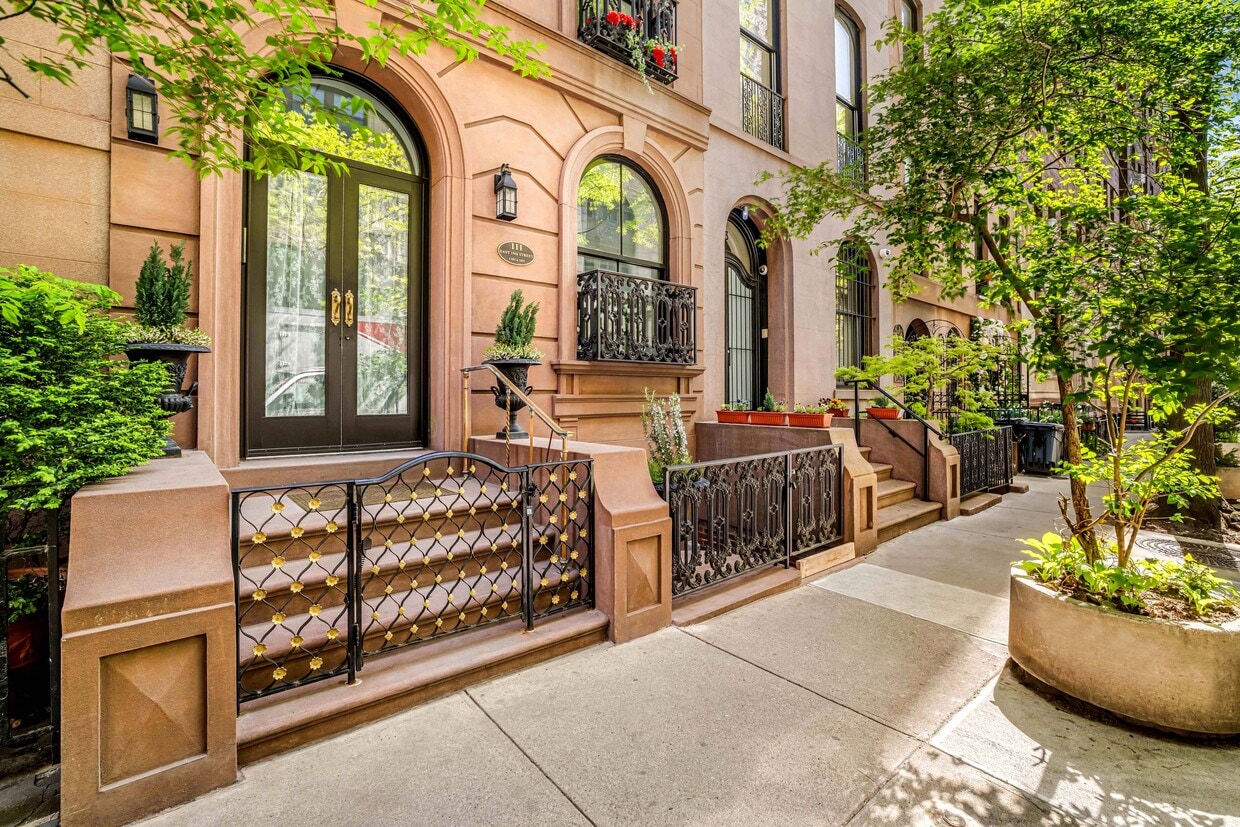 Primary Photo - 111 E 19th St