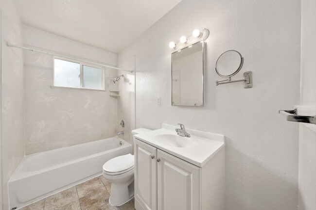 Building Photo - Newly renovated 2 bedroom 1 bath unit in R...