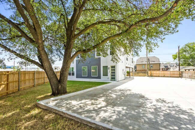Foto del edificio - 2400 Benbrook Dr