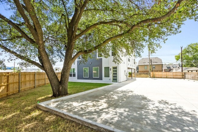 Building Photo - 2400 Benbrook Dr
