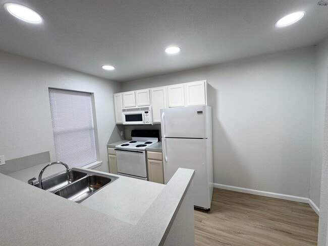 Foto del edificio - 4621 Johnson Rd