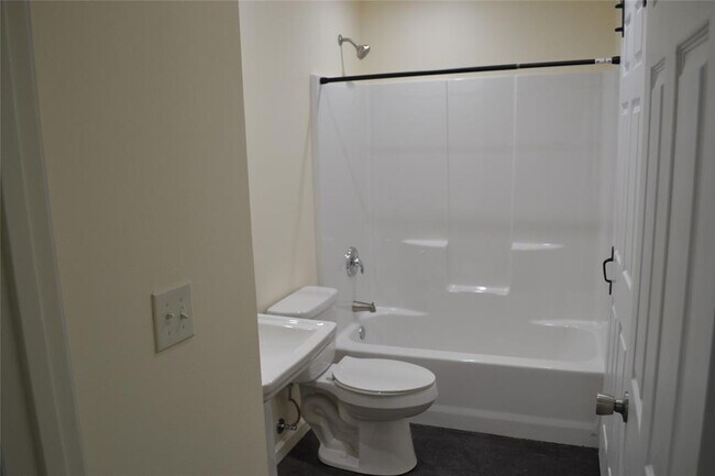 Building Photo - 253 Old Groveton Rd