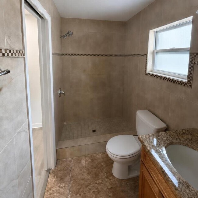 Foto del edificio - 4406 Elderberry Dr