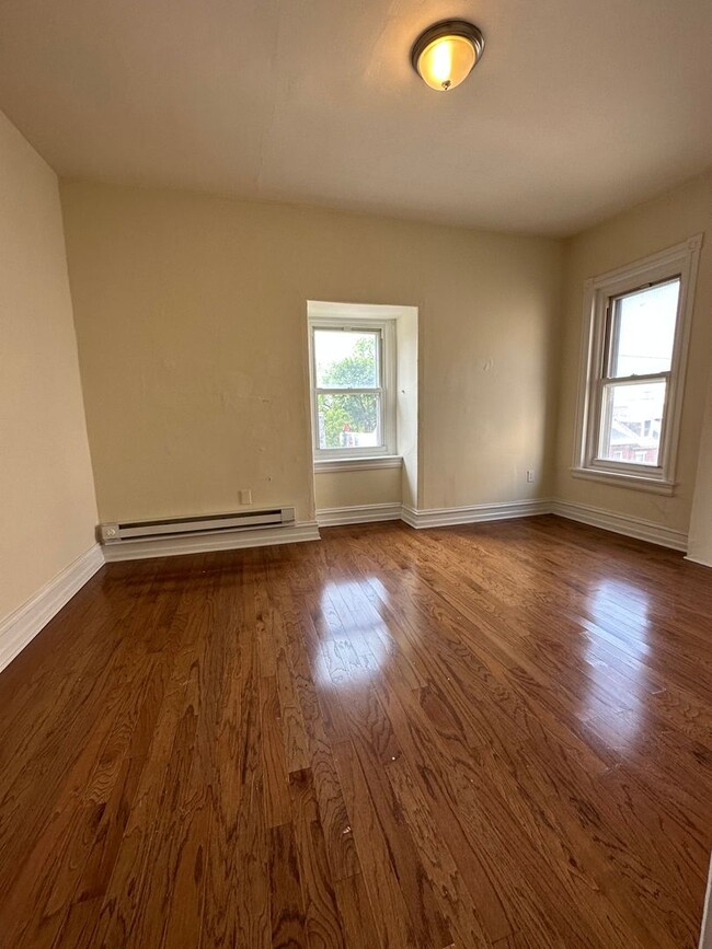 Building Photo - 622 W Chew St