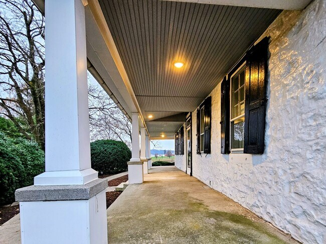 Foto del edificio - 105 S Windy Mansion Rd