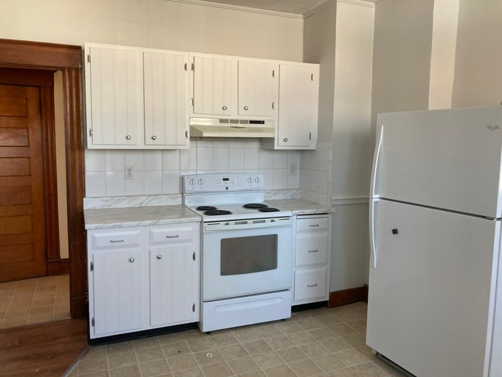Large Kitchen - 39 Percival Ave