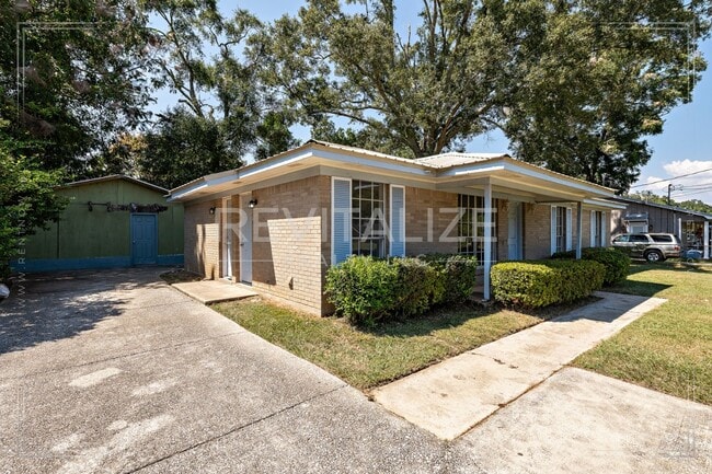 Building Photo - Brick 3BD 2BA with Large Private Yard!