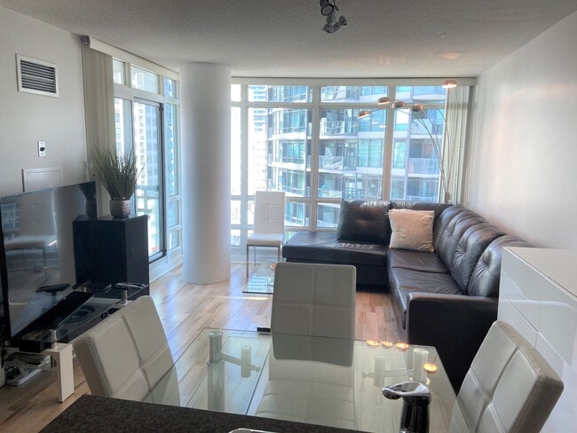Photo du bâtiment - Close to Lakeshore Toronto 1+1 Bedroom  & ...