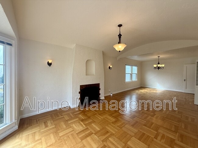 Building Photo - 658 Rockdale Dr