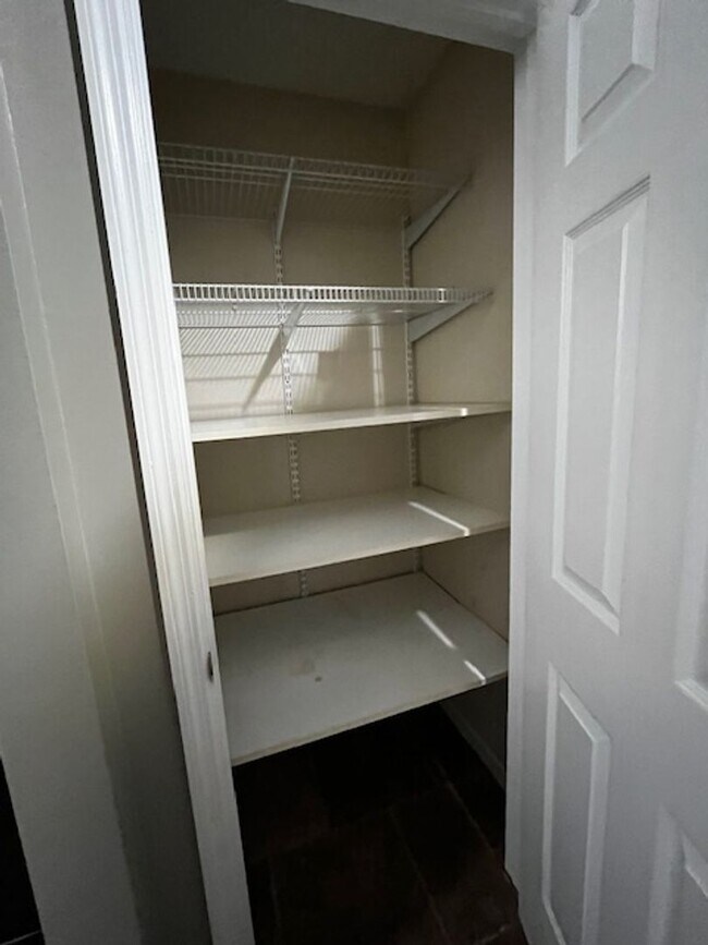Building Photo - 3 Bedroom 2 Bath house with attached garag...