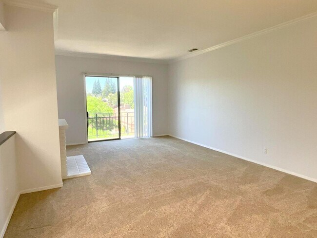 Foto del edificio - Beautiful Home With Great Views & Yard In ...