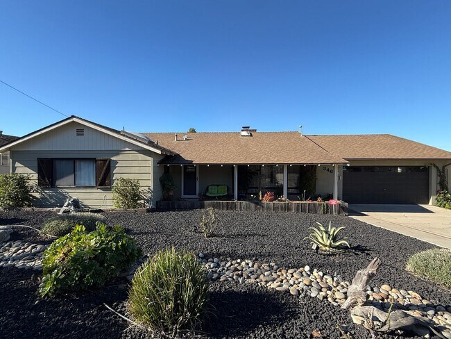 Building Photo - Stunning Fully Furnished 3 Bed-3 Bath Home with Den - Over 2300 Sq Ft.