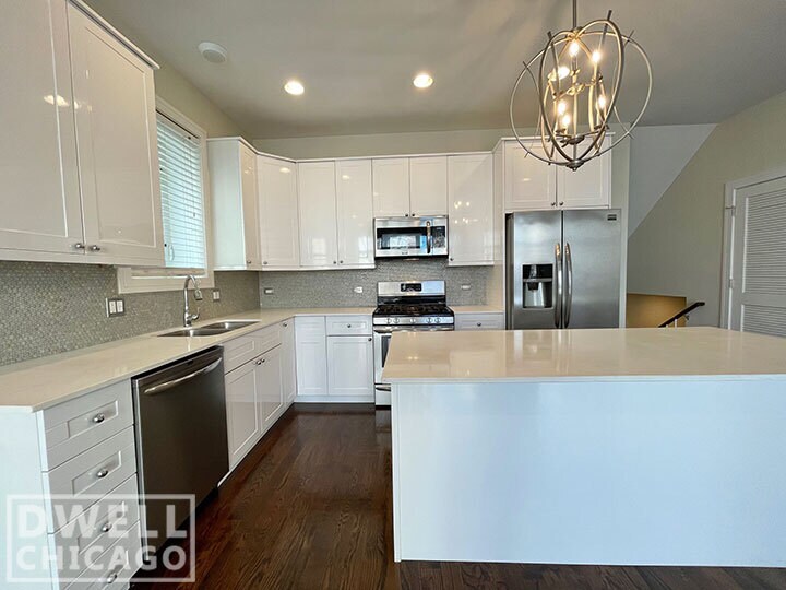 Foto principal - 3639 W Montrose Ave
