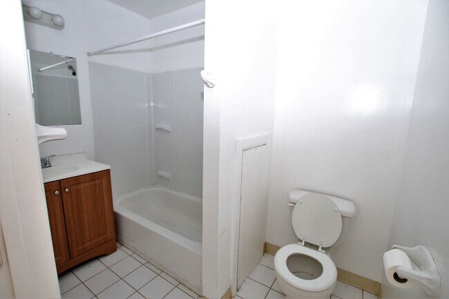 Foto del edificio - Spacious studio with deck available in NoLibs starting March 1st