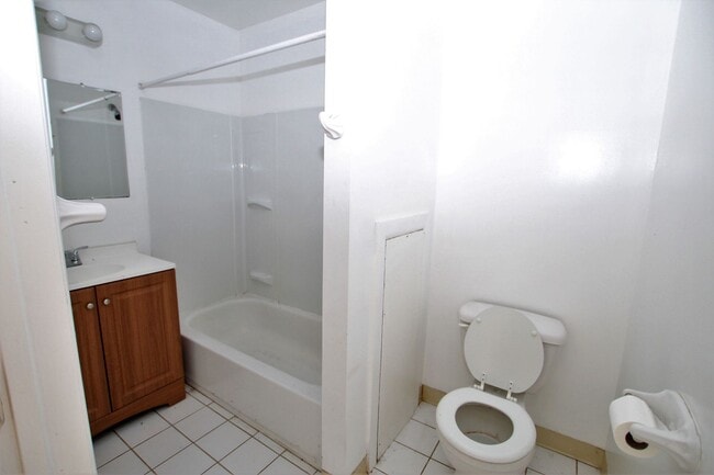 Building Photo - Spacious studio with deck available in NoLibs starting March 1st