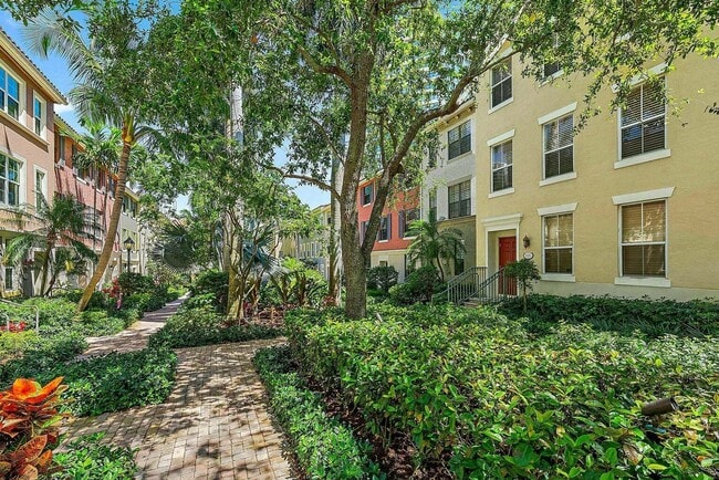 Building Photo - 696 Fern St