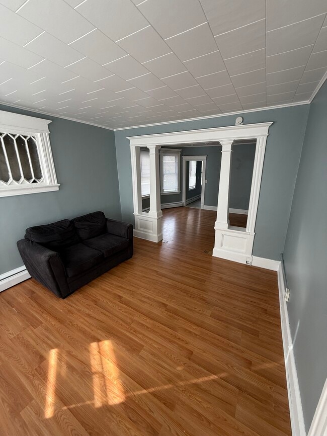 Foto del edificio - 76 Lounsbury Ave