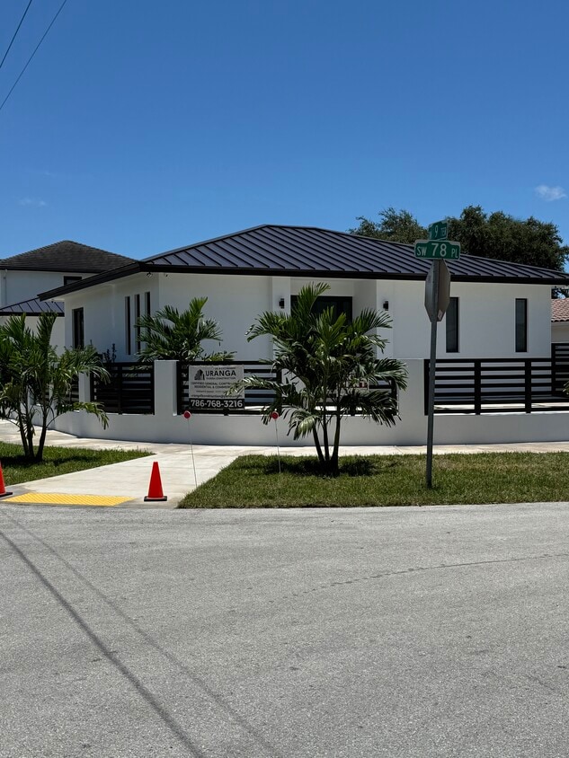 Primary Photo - 920 SW 71st Ave