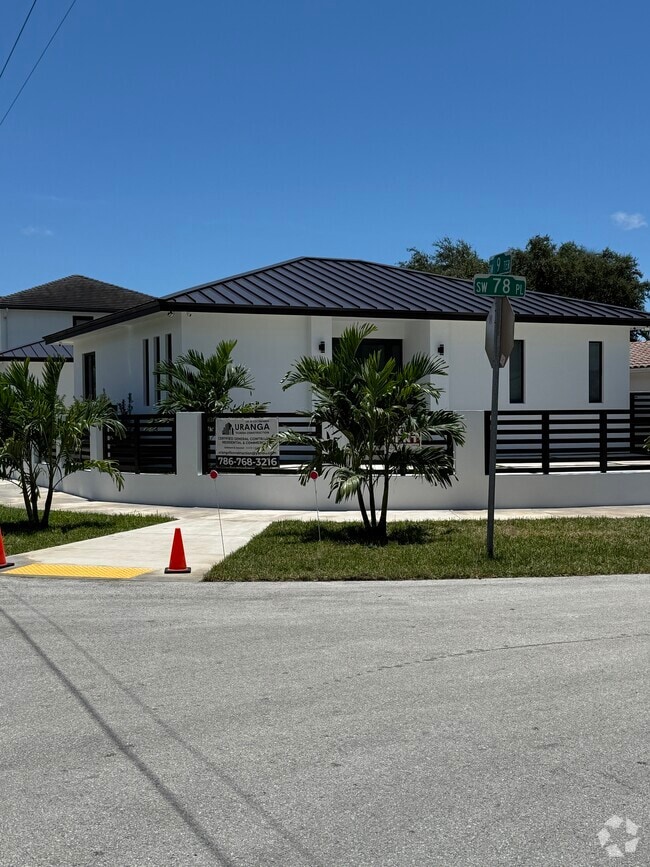 Building Photo - 920 SW 71st Ave