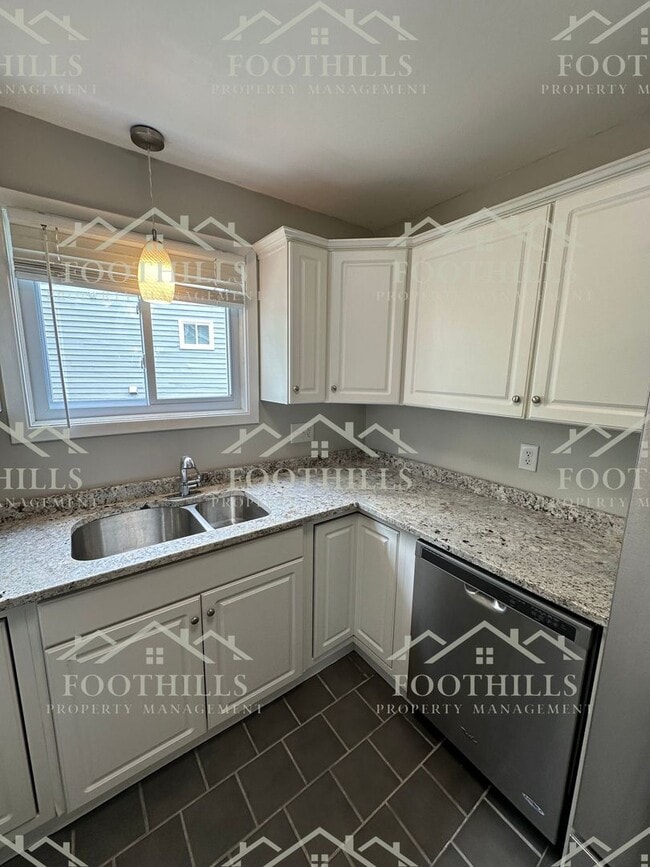 Building Photo - Lovely upper-level condominium features 2 ...