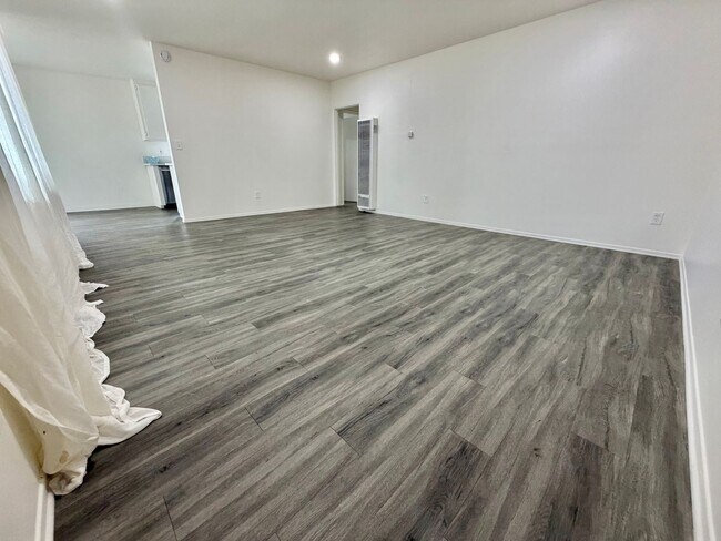 Foto del edificio - Spacious 2BD with Private Laundry Room, Garage Parking & Private Entrance